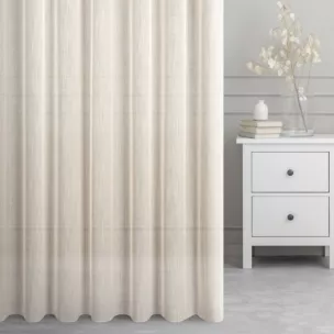 Firana szyta na taśmie 5 cm jasnobeżowa z gładkiej, miękkiej etaminy z delikatnie zarysowanym wzorem w prążki, wykończona obciążnikiem