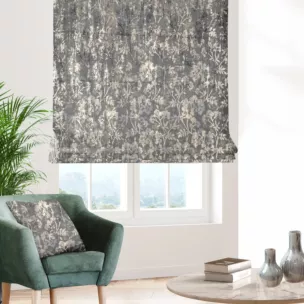 Roleta rzymska grafitowo złocista z grubej, welwetowej tkaniny z roślinnym wzorem, zdobiona delikatnie połyskującym nadrukiem