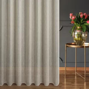Firana szyta na przelotkach beżowa z etaminy przeplatanej delikatnie połyskującą nicią tworzącą pionowe, nieregularne paseczki