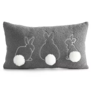 Poszewka na poduszkę 30x50 cm z tkaniny typu bukla stalowo, biała z uroczym haftem z pomponami WIOSNA 37