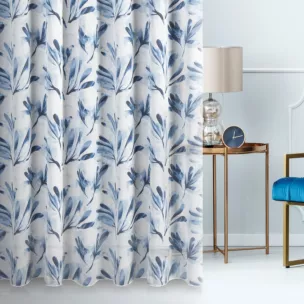 Zasłona szyta na taśmie 5 cm DARREN kremowo granatowa z półprzezroczystej tkaniny o luźnym splocie drukowanej w roślinny wzór