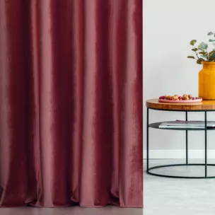 Zasłona szyta na taśmie 5 cm bordowa z tkaniny welwetowej w pionowe prążki, wykończona obciążnikiem