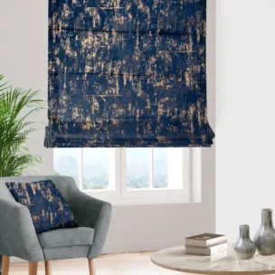 Roleta rzymska granatowo złocista z tkaniny welwetowej zdobionej połyskującym drukiem