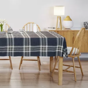 Obrus szyty granatowo naturalny z grubej, szenilowej tkaniny w elegancką kratę