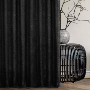 Zasłona szyta na taśmie 5 cm czarna z tkaniny z aplikacją