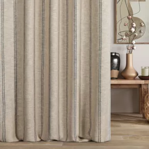 Zasłona szyta na przelotkach beżowo stalowa z tkaniny z dodatkiem lnu zdobionej pasami