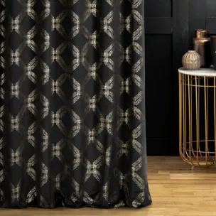 Zasłona szyta na taśmie 5 cm czarna z tkaniny welwetowej z geometrycznym błyszczącym nadrukiem