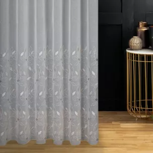 Firana szyta na taśmie 5 cm kremowo beżowa z matowej etaminy haftowanej w roślinny wzór z połyskującą nicią, wykończona obciążnikiem