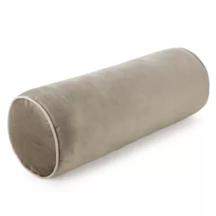 Poduszka dekoracyjna wałek 15 x 45 cm welwetowa ciemnobeżowa zdobiony kontrastującą lamówką GAJA