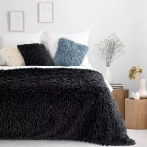 Koc z przyjemnego futerka 130x170 cm czarny ADORE