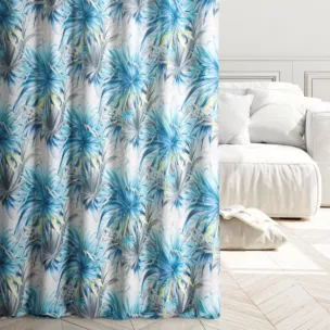 Zasłona szyta na taśmie 5 cm KIMBERLY biało niebieska z miękkiej tkaniny typu blackout drukowanej w egzotyczne liście