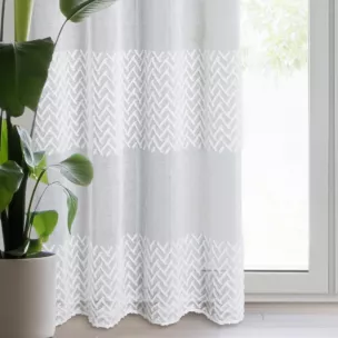 Firana biała zdobiona puszystą aplikacją 140x250 cm przelotka ESTER