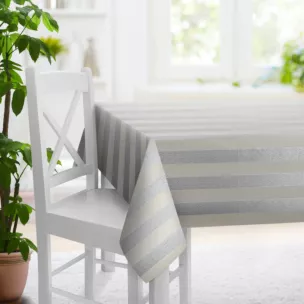 Obrus szyty srebrny z szenilowej tkaniny w klasyczne pionowe pasy przetykane błyszczącą nicią