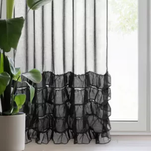 Firana czarna z etaminy zdobiona w dolnej części falbanami 140x270 cm taśma DANI