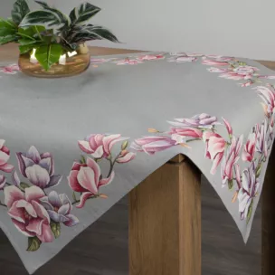 Obrus popielato, różowy 100x100 cm gobelinowy zdobiony motywem kwiatów magnolii