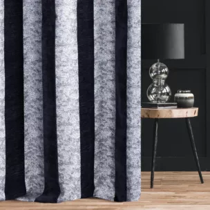 Zasłona szyta na taśmie 5 cm CALVIA1 czarno srebrna z szenilowej tkaniny w klasyczne pionowe pasy przetykane błyszczącą nicią