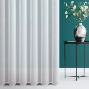 Firana szyta na taśmie 5 cm biała z delikatnej tkaniny z efektem deszczyku, wykończonej obciążnikiem