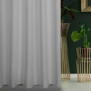 Zasłona szyta na taśmie 5 cm jasnosrebrna z gładkiej tkaniny zaciemniającej typu dimout wykończona obciążnikiem