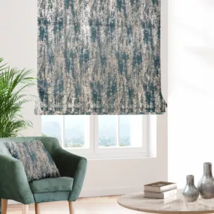 Roleta rzymska ciemnoturkusowo złocista z grubej, welwetowej tkaniny z efektem przecieranego wzoru, zdobiona delikatnie połyskującym nadrukiem