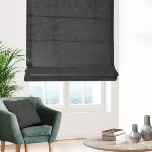 Roleta rzymska czarna z miękkiej tkaniny szenilowej typu dimout o naturalnym splocie