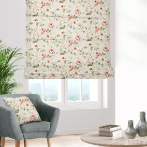 Roleta rzymska beżowo różowa z tkaniny o naturalnym splocie z nadrukowanym kwiatowym wzorem
