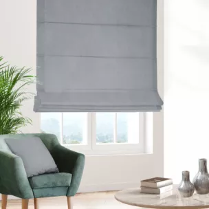 Roleta rzymska popielato jasnopopielata z tkaniny zaciemniającej 100% blackout, o strukturze weluru