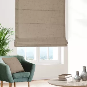 Roleta rzymska jasnobeżowa z miękkiej tkaniny welwetowej z efektem kreszowania, wykończona obciążnikiem