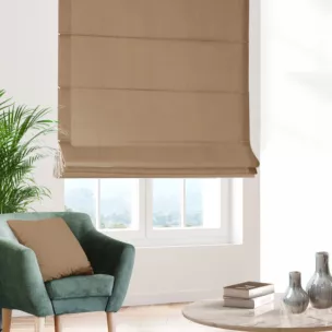 Roleta rzymska ciemnobeżowa z miękkiej, matowej tkaniny w drobny geometryczny wzór