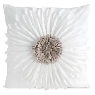 Poszewka na poduszkę 45 x 45 cm z welwetu kolor kremowo, beżowy zdobiona dużym kwiatem 3D FLORES 3