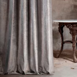 Zasłona szyta na taśmie 5 cm szaro miedziana z welwetowej, miękkiej tkaniny, z połyskującym nadrukiem