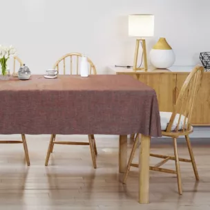 Obrus szyty bordowy miękka, szenilowa tkanina o wyraźnym splocie i delikatnym połysku, mieniąca się w dwóch odcieniach