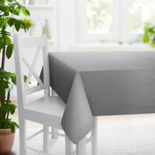 Obrus szyty popielaty z tkaniny z dodatkiem połyskującej nici, z widocznym ozdobnym splotem