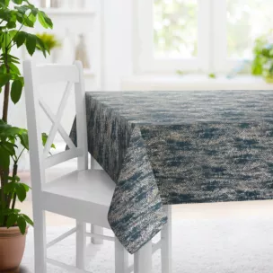 Obrus szyty ciemnoturkusowo złocisty z grubej, welwetowej tkaniny z geometrycznym wzorem, zdobiona delikatnie połyskującym nadrukiem