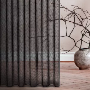 Firana szyta na taśmie 5 cm czarna z miękkiej matowej tkaniny o strukturze siatki, wykończona obciążnikiem