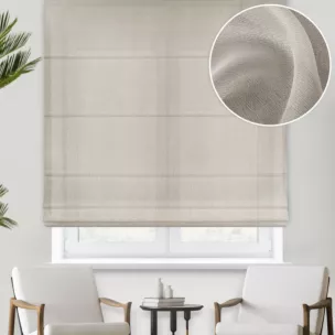 Roleta rzymska beżowa z miękkiej tkaniny o delikatnym połysku, wykończona obciążnikiem