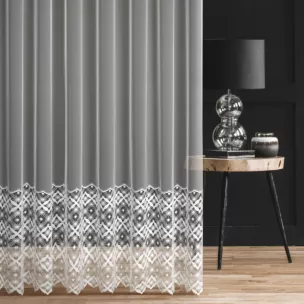 Firana szyta na taśmie 5 cm naturalna z tkaniny typu peru, zdobion szeroka aplikacją z wzorem geometrycznym Italissima Eva Minge