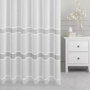 Firana szyta na taśmie 5 cm biała z delikatnej markizety zdobionej trzema pasami geometrycznej aplikacji