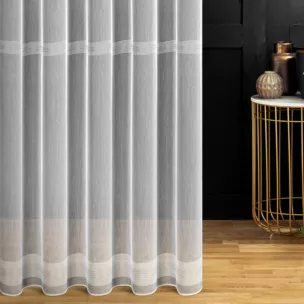 Firana szyta na taśmie 5 cm biało srebrna z delikatnej etaminy zdobionej błyszczącymi pasami, wykończonej obciążnikiem