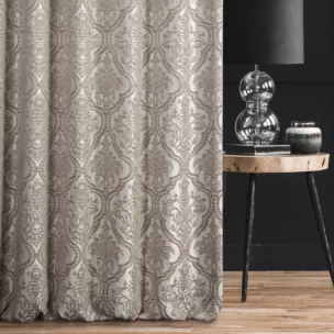 Zasłona szyta na taśmie 5 cm CASSIA beżowo srebrna z ekskluzywnej tkaniny o wypukłym wzorze ornamentowym i delikatnym połysku Italissima Eva Minge