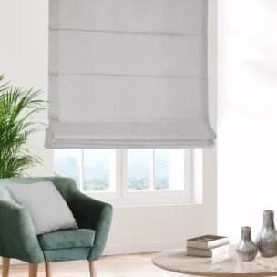 Roleta rzymska jasnobeżowa z półmatowej etaminy o luźnym splocie, wykończona obciążnikiem