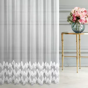 Firana szyta na taśmie 5 cm biała z delikatnej tkaniny typu aden zdobiona asymetrycznym frędzlowym haftem Italissima Eva Minge