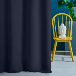 Zasłona szyta na taśmie 5 cm ciemnogranatowa z gładkiej tkaniny typu blackout