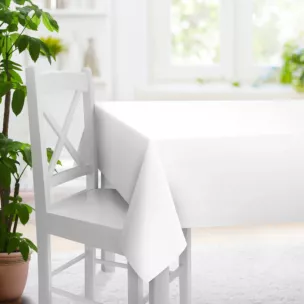 Obrus szyty biały z miękkiej tkaniny w drobny wzór jodełkowy