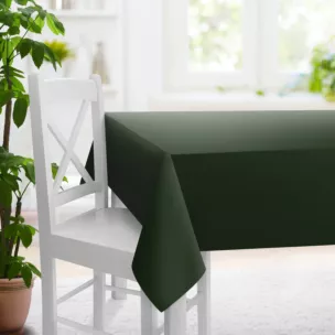Obrus szyty ciemnozielony z gładkiej tkaniny zaciemniającej typu dimout