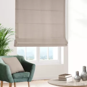 Roleta rzymska jasnobeżowa z miękkiej tkaniny o welurowej strukturze