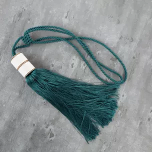 Dekoracyjny sznur do zasłon NATI upinacz z chwostem i metalowymi brokatowymi obrączkami