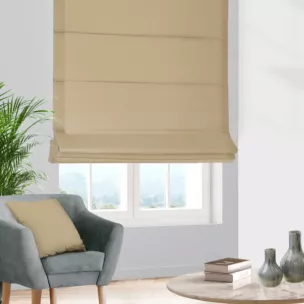 Roleta rzymska beżowa z gładkiej tkaniny zaciemniającej typu dimout