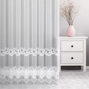 Firana szyta na taśmie 5 cm biała z delikatnej tkaniny typu zdobionej aplikacją o subtelnym połysku