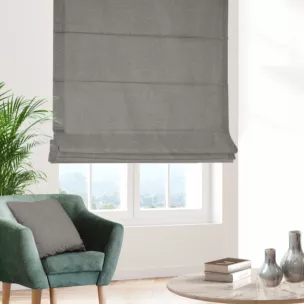 Roleta rzymska szara ze strukturalnej tkaniny typu blackout, zaciemniająca w 100%
