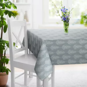 Obrus szyty błękitno srebrny z tkaniny w botaniczny wzór przetykany nicią metaliczną Italissima Eva Minge